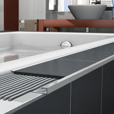 Kakellist kvadrat alu. silvereloxerad blank 9 mm 2,5 m