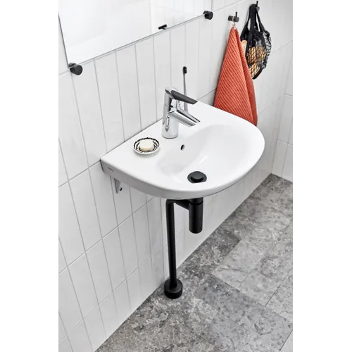 Metallvattenlås, golvrör, golvhuv i matt svart