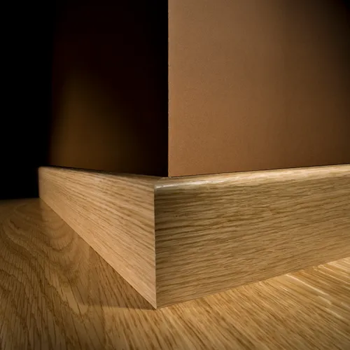 Fanérsockel ek mattlackad 16x60x2400 mm